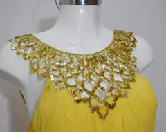 Vestido amarillo BCBGMAXAZRIA en internet