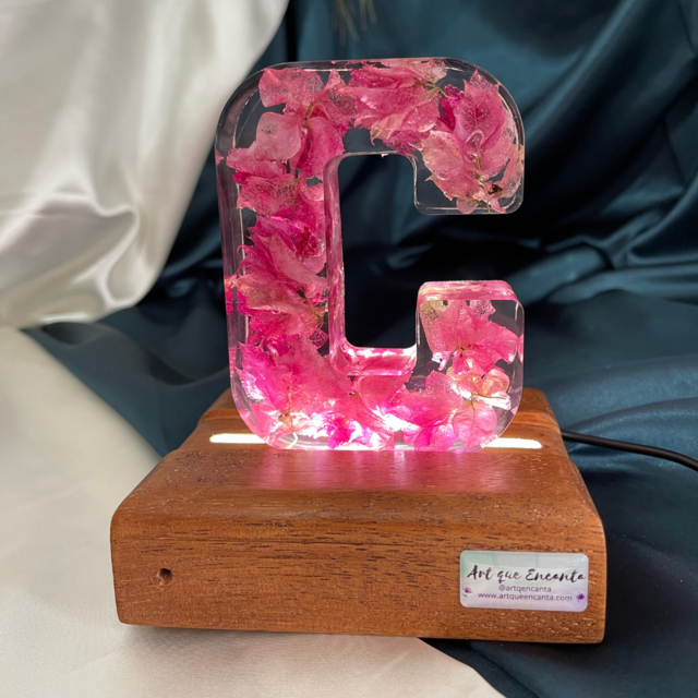 Luminária com Letras em Resina e Luz de Led