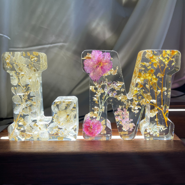 Luminária com Letras em Resina e Luz de Led