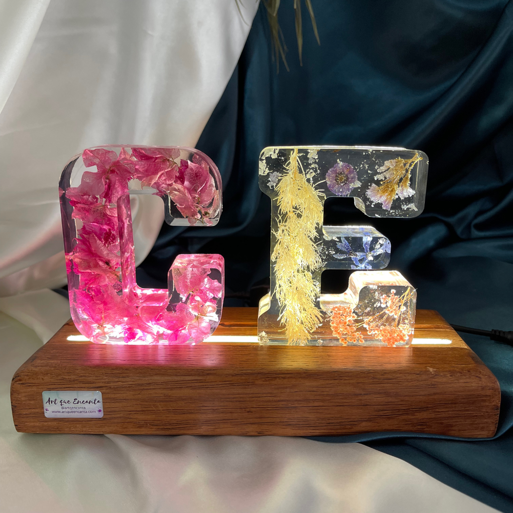 Luminária com Letras em Resina e Luz de Led