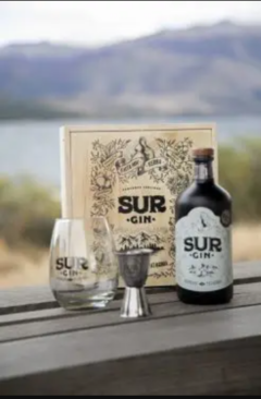 Caja de Madera + Sur Gin 500 ML + Vaso + Jigger
