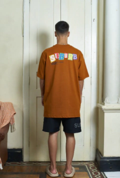 Camiseta Tee College Suburb - Marrom na internet