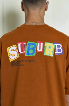Camiseta Tee College Suburb - Marrom - loja online