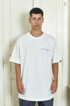 Camiseta Tee School Suburb - Off White - ALTAS ONDAS SURF E STREET