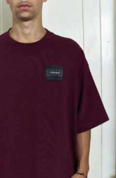 Camiseta Tee Over Patch Suburb - Bordô na internet