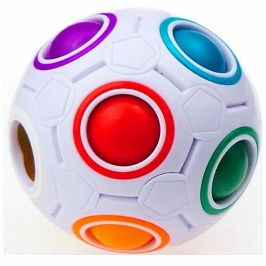 Brinquedo quebra-cabeça esférico de cor com bolas coloridas, isoladas no  fundo branco.