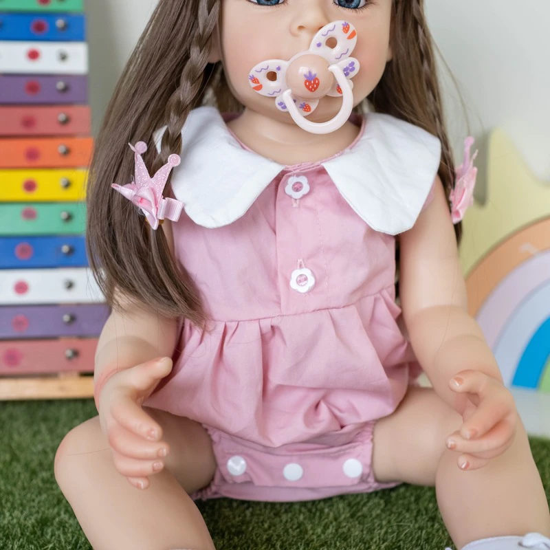 BONECA REBORN REALISTA 55 CM INTEIRA DE SILICONE PODE DAR BANHO.