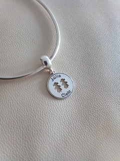 Berloque personalizado redondo 2 meninas vazadas prata 925 legítimo - comprar online