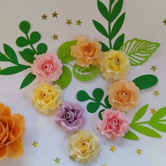 Rosas en papel mini (x 6 unidades) con una hojita dorada - comprar online