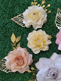 Rosas de papel con follaje incluido - comprar online