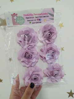 Rosas en papel mini (x 6 unidades) con una hojita dorada - tienda online