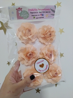 Rosas en papel mini (x 6 unidades) con una hojita dorada