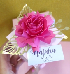 Rosas en papel mini (x 6 unidades) con una hojita dorada en internet
