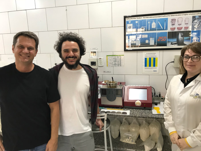 Eduardo com Marcelo Vosnica e Tatiane no laboratório da Moageira Irati