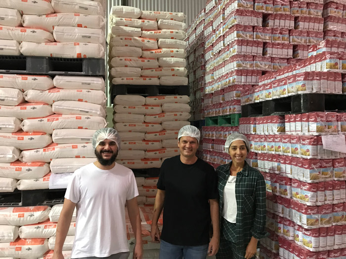 Eduardo Freire com Marcelo e Juliana Vosnika na expedição dos produtos da moageira