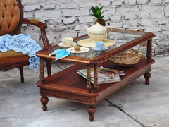Mesa ratona Sheraton de caoba, doble plano, tapa de vidrio. Cód. 18043