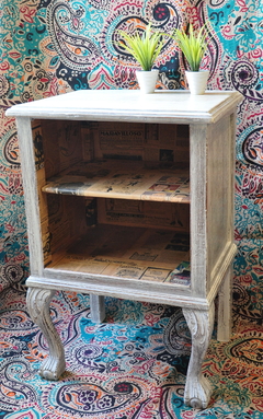 Mesa de luz Chippendale, intervenida. Cód. 45005