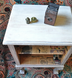 Mesa de luz Chippendale, intervenida. Cód. 45005 - Estilos Muebles