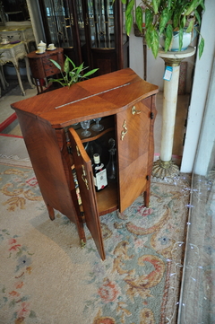 Bar Luis XV de caoba, con portabotellas y copas. Cód. 28015 - comprar online