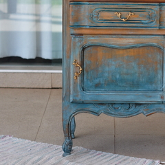 Mesita de luz Provenzal patinada con milkpaint - comprar online