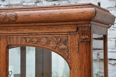 VITRINA CHIPPENDALE DE ROBLE. Cod.29082 - Estilos Muebles