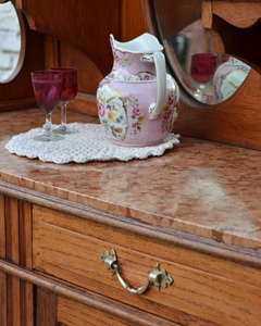 Aparador inglés de roble con alzada, espejo oval y mármol rosso verona. Cód. 27055 - tienda online