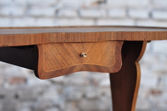 Mesa accesoria, estilo inglés Sheraton, riñón de madera de caoba. Cód. 16052 en internet