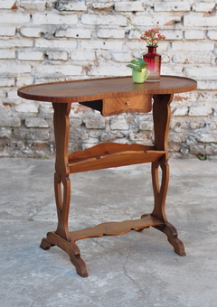 Mesa accesoria, estilo inglés Sheraton, riñón de madera de caoba. Cód. 16052
