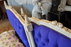 Par de camas camas Luis XVI patinadas, con capitoné. Cód. 43029 - Estilos Muebles