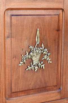 Vitrina columna de cedro, inglesa. Cód. 29077 - Estilos Muebles
