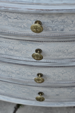 Aparador Chippendale con alzada vidriada y espejo, patinado. Cód. 27022 - Estilos Muebles