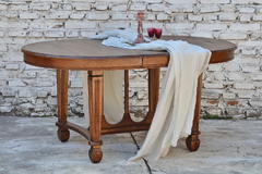 Mesa inglesa, oval, de roble, con una tabla de alargue. Cód. 22095