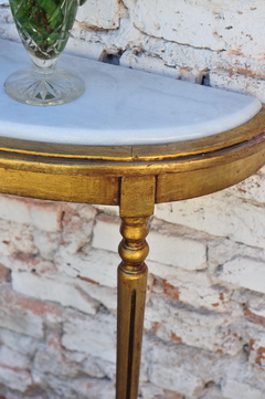 Consola semi oval, Luis XVI con dorado a la hoja y tapa de mármol. Cód. 15024 - comprar online