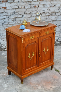 Gabinete inglés de cedro con tapa de mármol. Cód.28051 en internet
