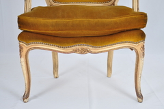 Sillón de dormitorio Luis XV , con almohadón y pátina original. Cód. 12024 - Estilos Muebles