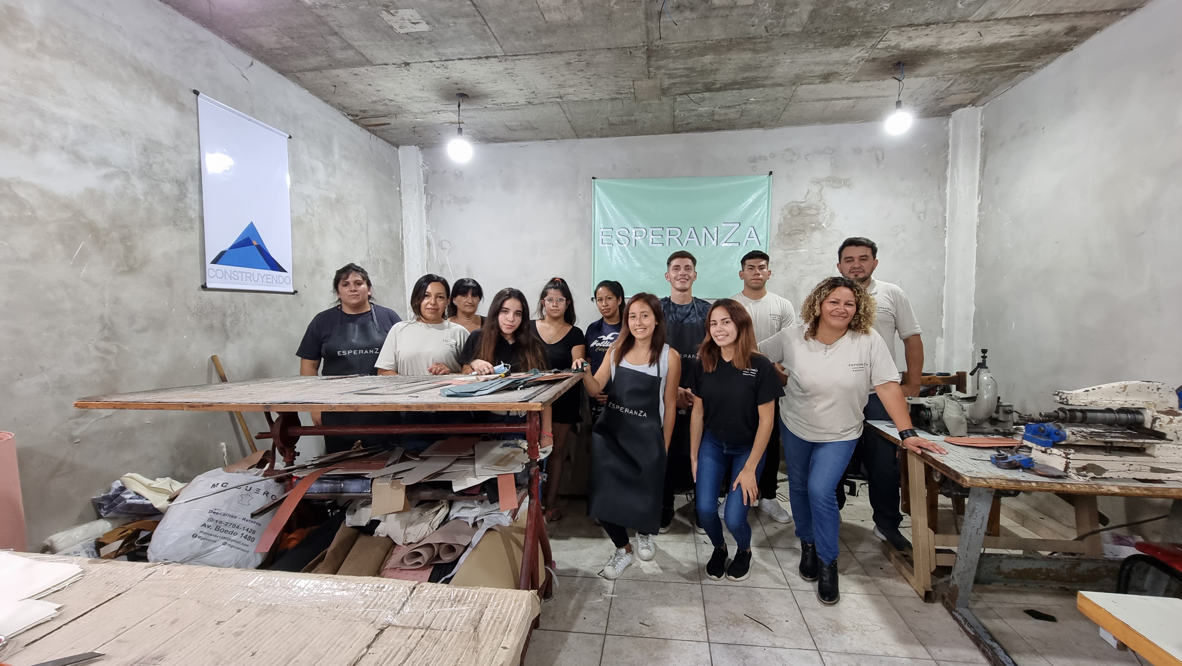 El equipo de EsperanZa en su taller de Costa Esperanza, un barrio vulnerable de San Martín (Provincia de Buenos Aires).