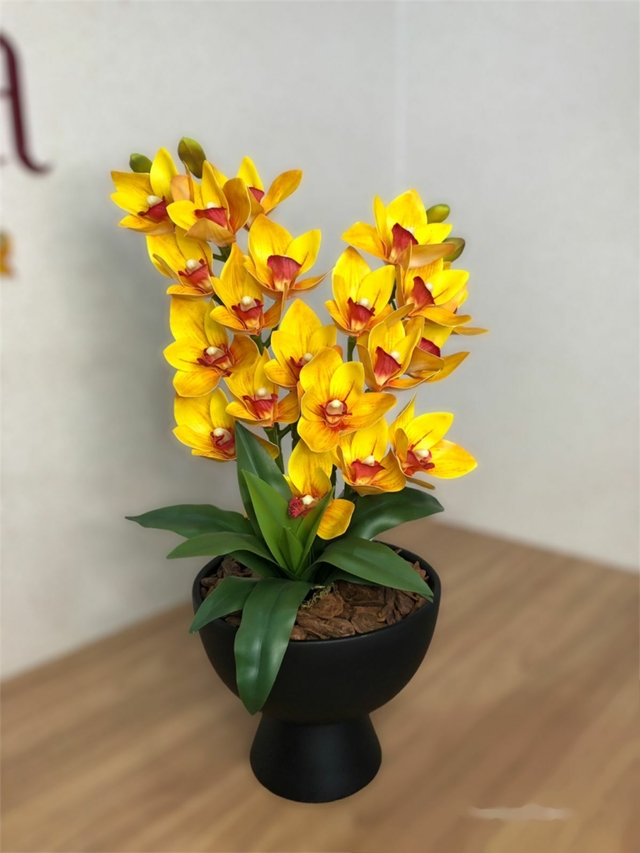 Arranjo de Orquídeas Cymbidium Amarela | Cachepot de ceramica preto fosco