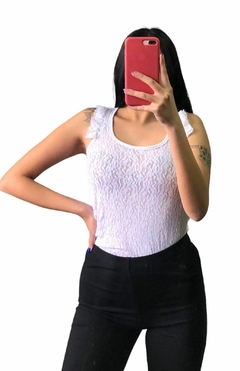 Musculosa encaje voladito