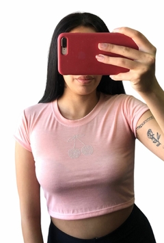Imagen de Top Remera Strass Cerezas