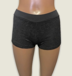 Short forrado con encaje