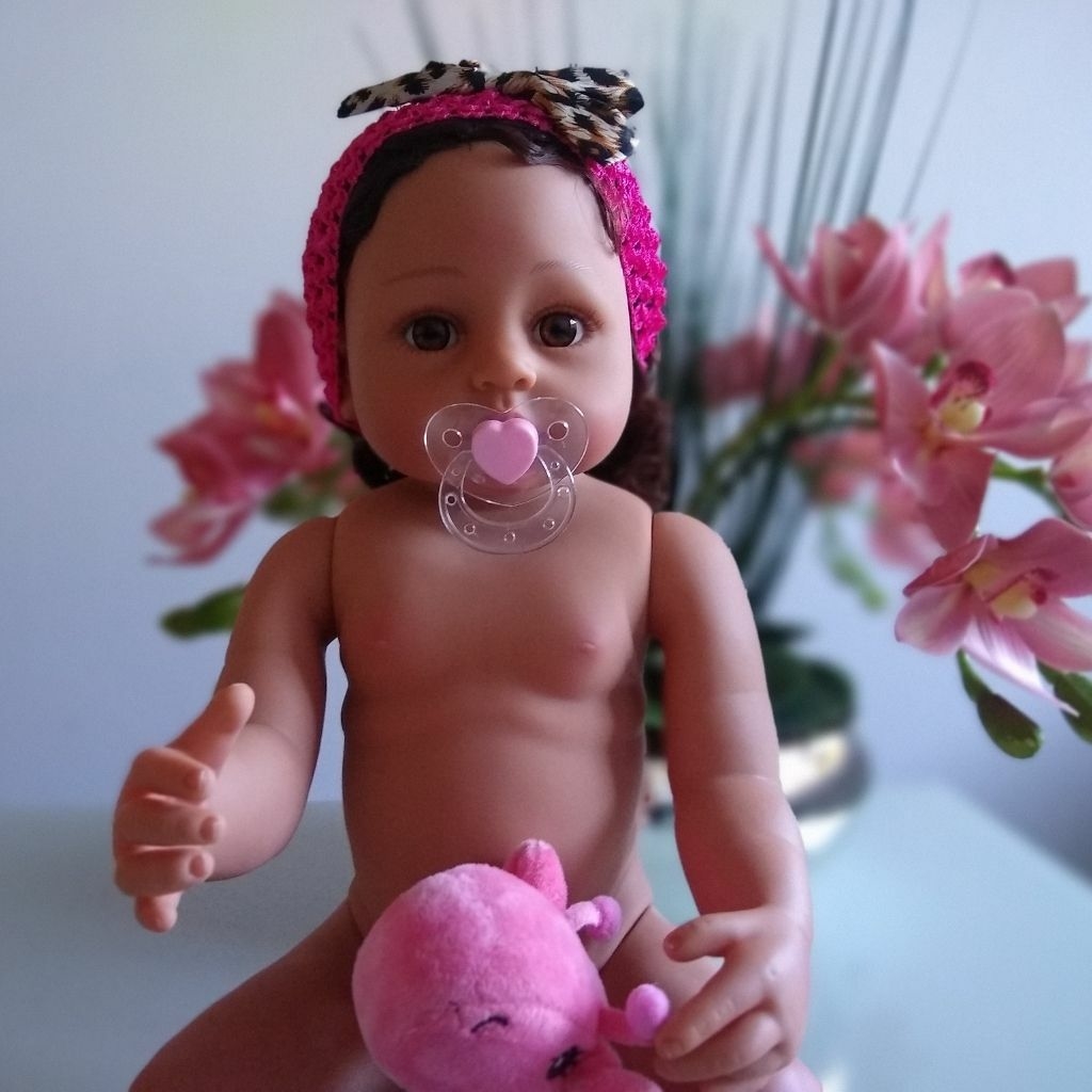 Boneca Bebê tipo Reborn morena cabelos cacheados