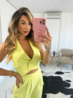 COLETE CREPE AMARELO NEON na internet