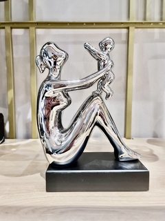 Escultura Mulher Família - comprar online