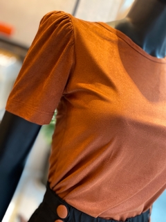 Blusa Suede Mg Curta Caramelo na internet