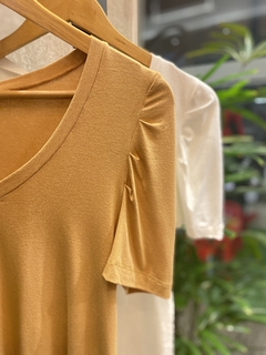 Blusa Básica Decote V Nude na internet