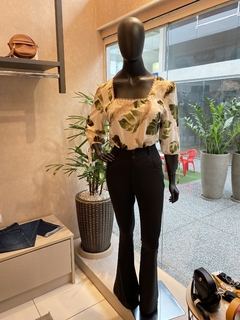 Calça Crepe Flare Preta - comprar online