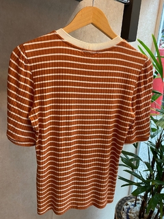 Blusa Malha Rib Mg Curta Caramelo na internet