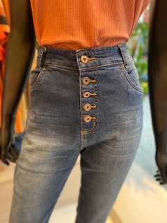 Calça Mom Jeans na internet