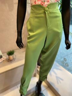 Calça Capri Alfaiataria Botões
