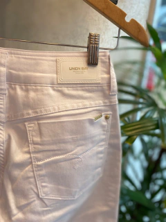 Calça Capri Jeans Branca na internet